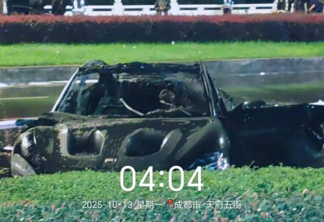 一辆SU7碰撞后爆燃,多人救援未果!小米股价重挫近8%!