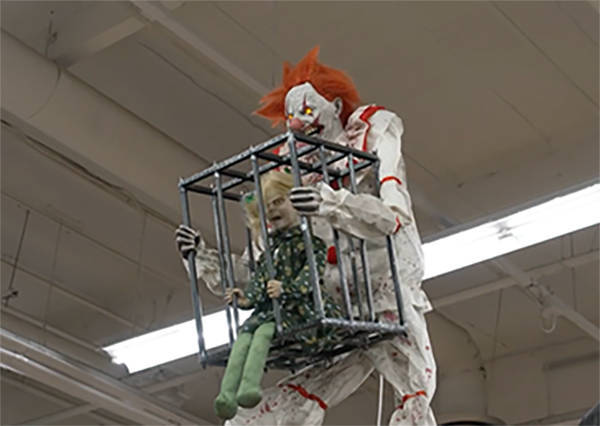 美国人正度过一个“没了中国货、最恐怖”的万圣节，白宫发言人却仍嘴硬