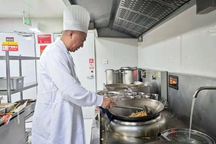 国铁成都局推出17元高铁盒饭:门店现炒,送餐到座
