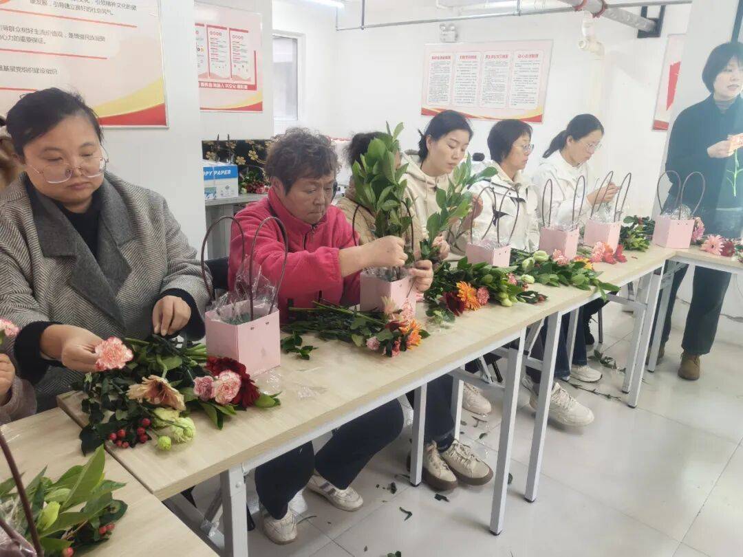 保健路街道凤凰城社区开展“花香满家园”主题插花活动