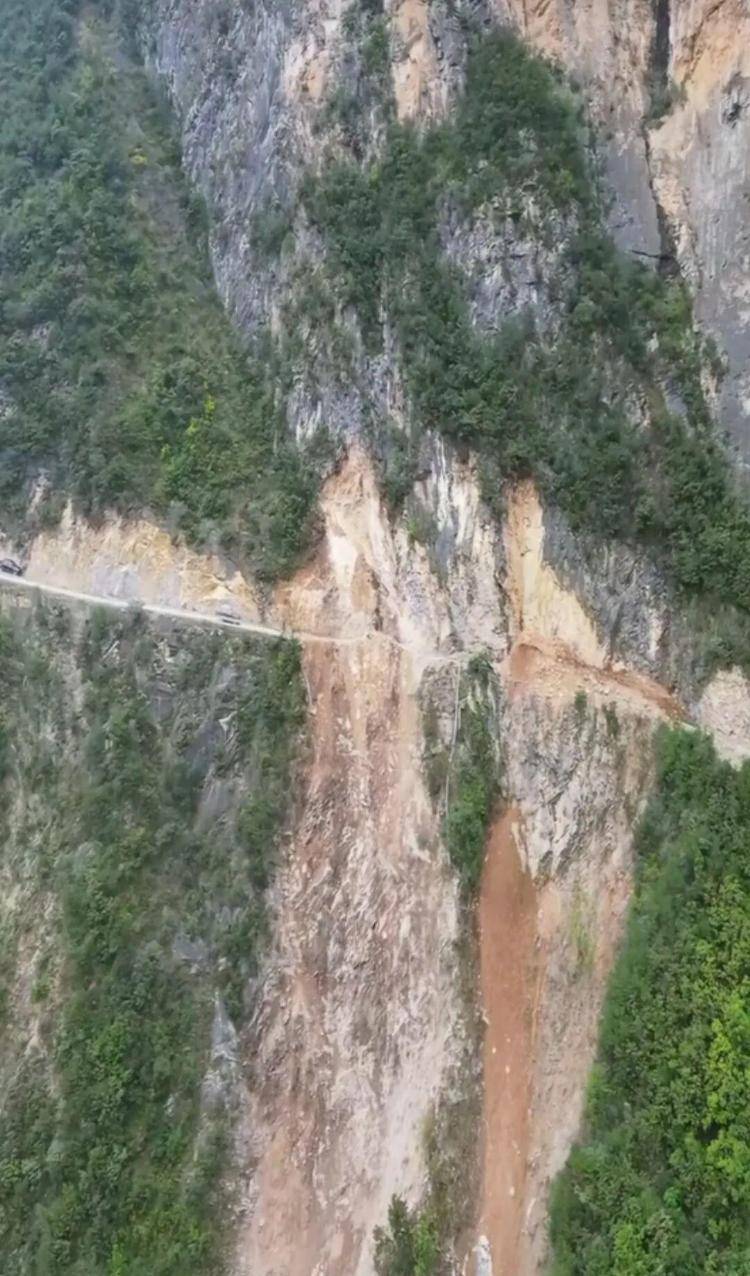重庆网红“挂壁公路”垮塌，附近村民外出绕行已半月盼修复，当地：已完成排危，正在修