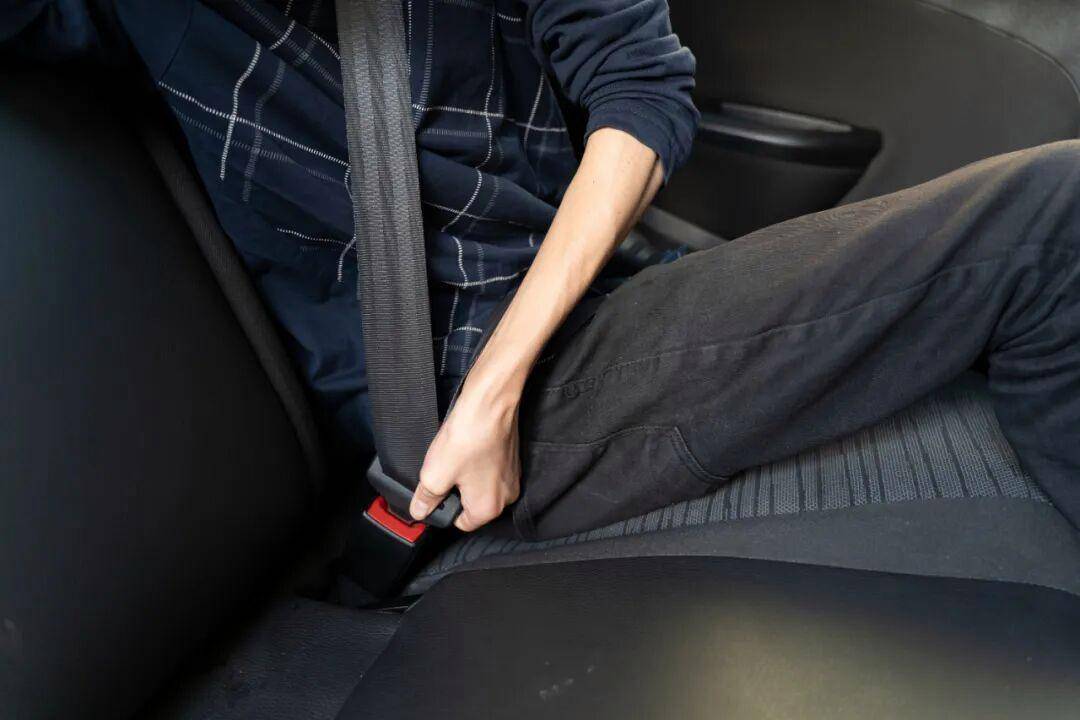 死亡率翻倍！后排乘客不系安全带，危险且违法