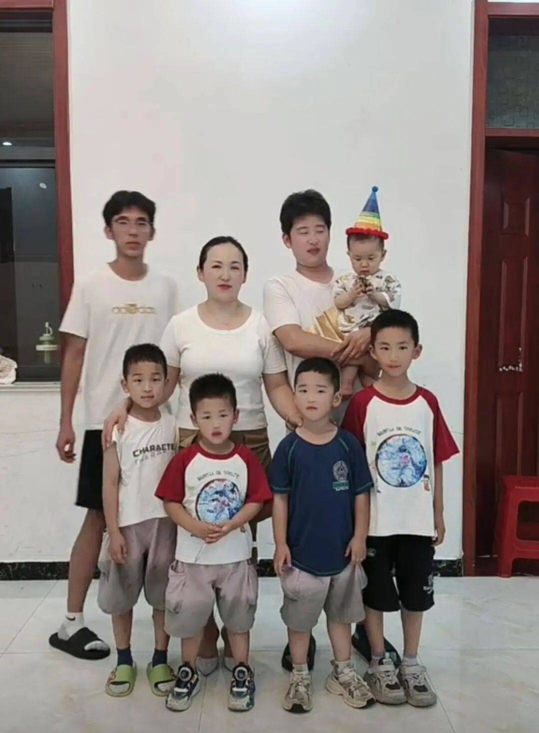 85后夫妻16年生了6个儿子：一直想生个女儿