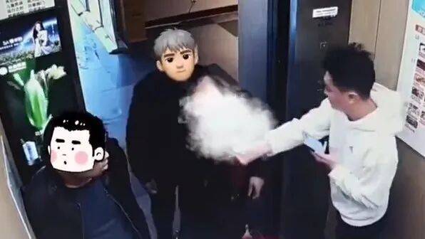 大叔叼着烟进电梯，小伙果断出手！网友点赞