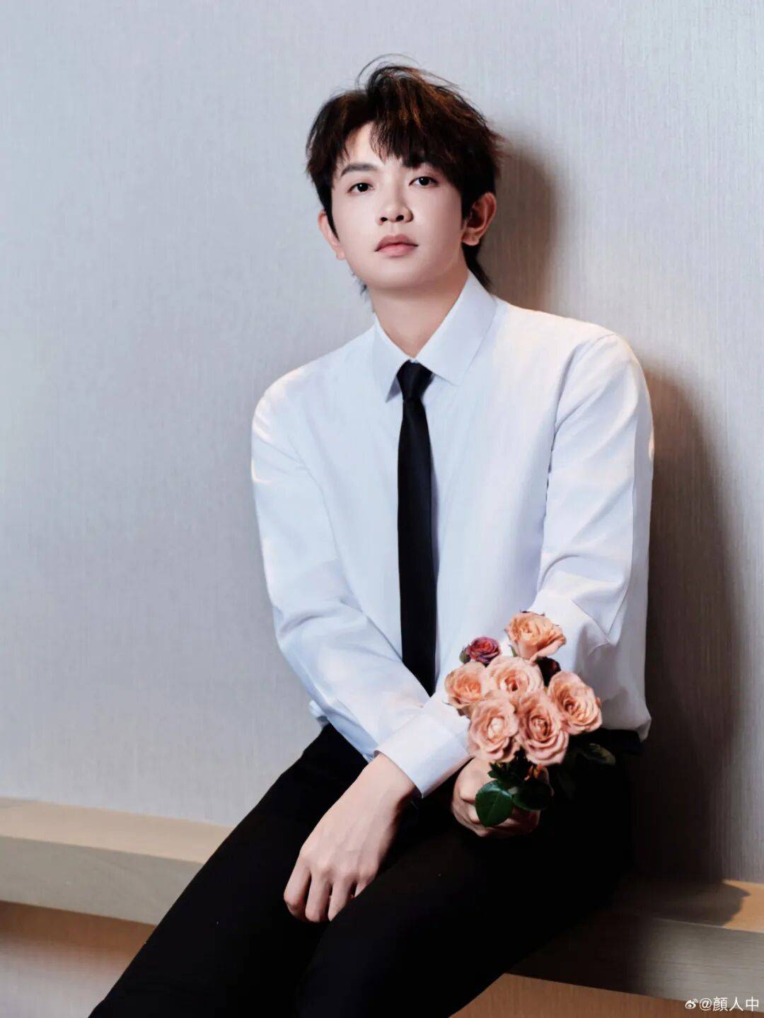 知名男歌手,杭州演唱会延迟50分钟,反手 “买一送一”:明年免费加场