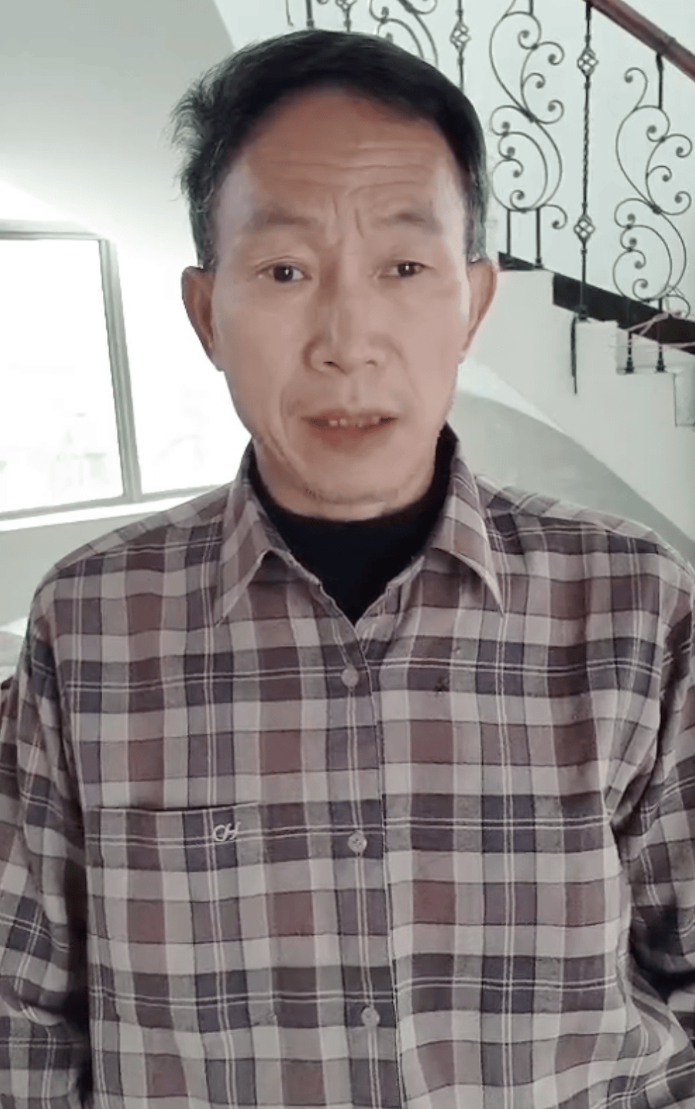 “蛇被我甩开了，没完全注射毒液”，湖南直播抓蛇被咬伤网红被警方拘留后发声道歉