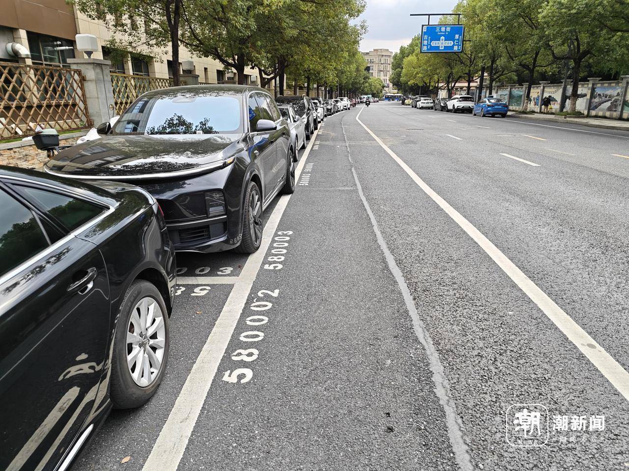 近三成疑似“僵尸车”，杭州这里的路边免费车位缘何成“停车场”