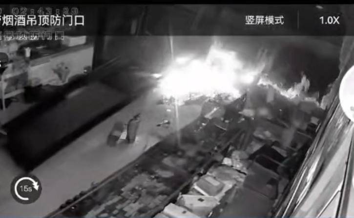 多名男子开越野车撞开烟酒店大门行窃,失主报案称损失超20万元,警方回应