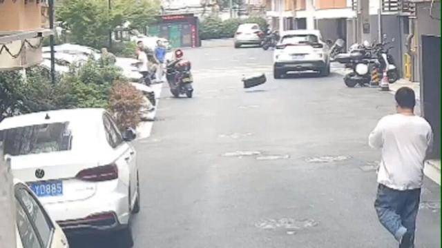 砰！浙江女子刚坐进车里，一把菜刀砸在眼前，随后剪刀又飞来