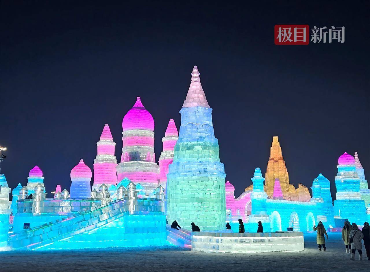 哈尔滨冰雪大世界有多宠游客：结冰路面游客易打滑，工作人员铺棉纸解决