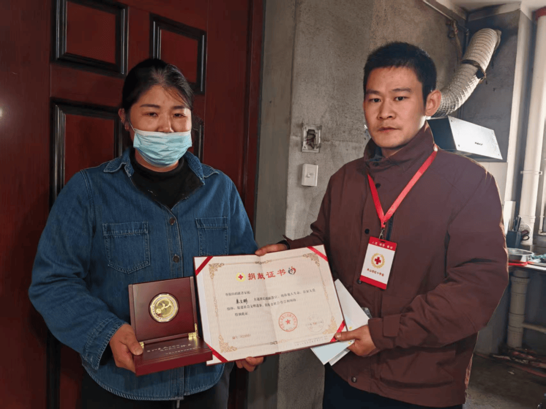 泪目!丈夫车祸离世,妻子含泪做出这个决定