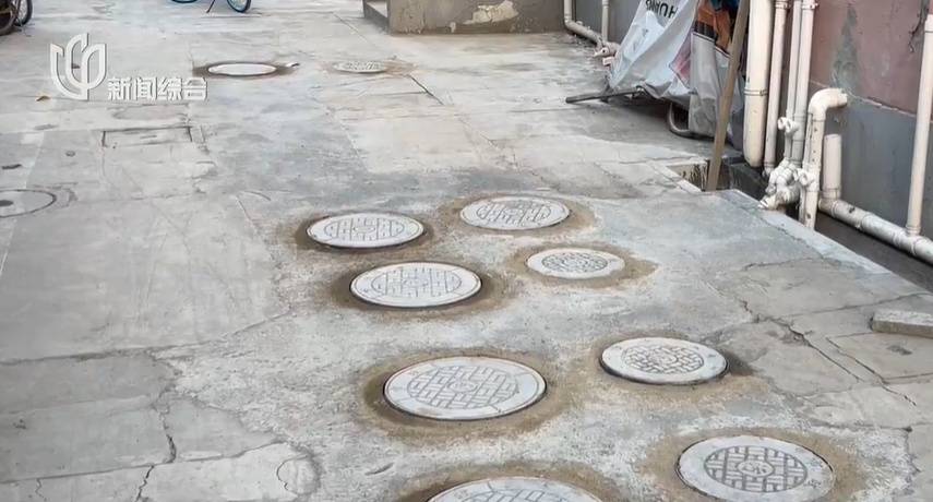 太夸张!上海人比比谁家楼下井盖多!有人家门口100个,“走路难!到处都像贴膏药”...
