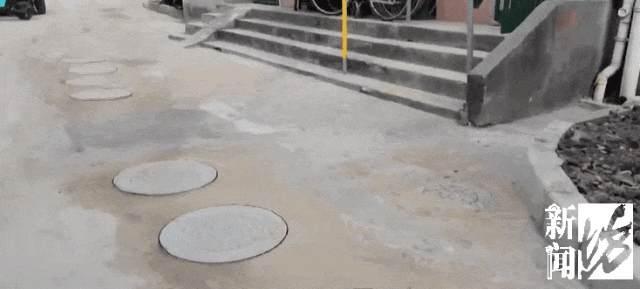 太夸张!上海人比比谁家楼下井盖多!有人家门口100个,“走路难!到处都像贴膏药”...