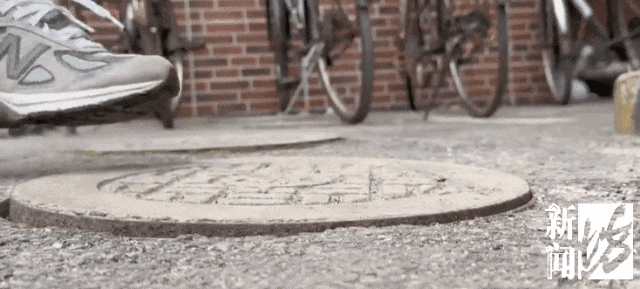 太夸张!上海人比比谁家楼下井盖多!有人家门口100个,“走路难!到处都像贴膏药”...