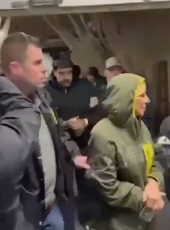 马杜罗现身美国缉毒局采指纹，英语、西班牙语切换和众人打招呼，疑似左腿受伤