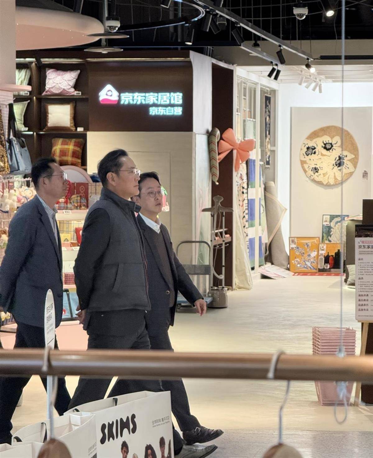 李在镕逛北京朝阳京东MALL，看了海信163寸大电视，店员称“三星副会长也来了”