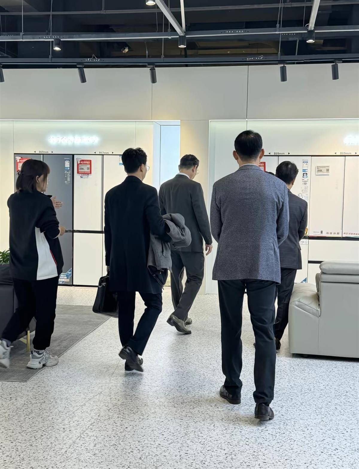 李在镕逛北京朝阳京东MALL，看了海信163寸大电视，店员称“三星副会长也来了”