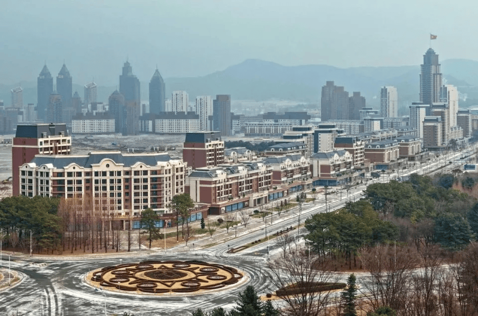 朝鲜“万套住宅”震撼亮相，金正恩莅临现场指导感叹：潮流之作