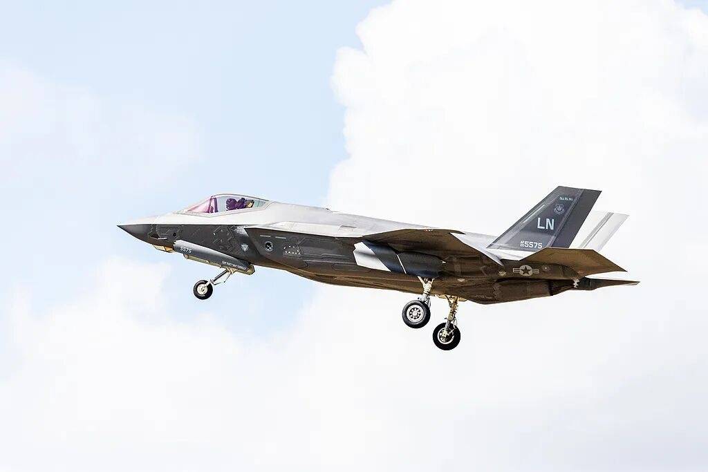 美军最大航母“福特”号停靠希腊,650个厕所坏了近9成,舰员上厕所排队要四五十分钟