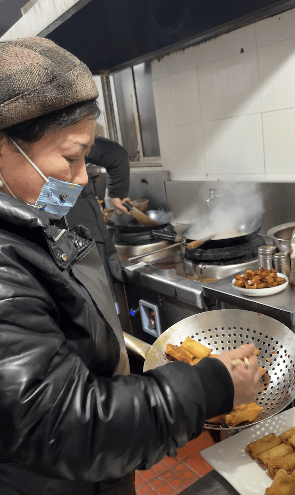 百万债务还清了!夫妻俩在杭州开饭店,8年来第一次回老家过年,临行宴请老顾客