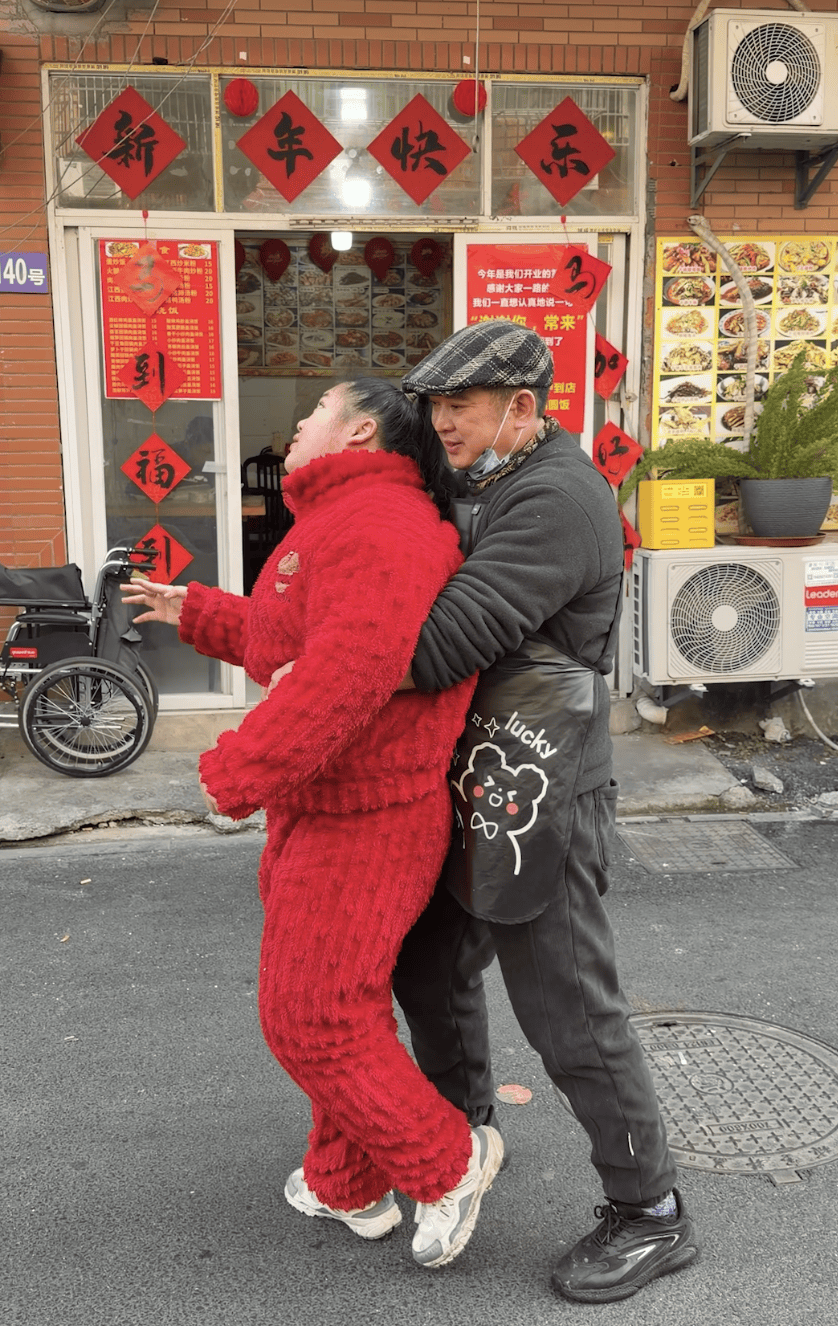 百万债务还清了!夫妻俩在杭州开饭店,8年来第一次回老家过年,临行宴请老顾客