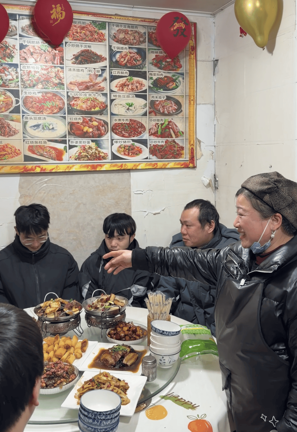 百万债务还清了!夫妻俩在杭州开饭店,8年来第一次回老家过年,临行宴请老顾客