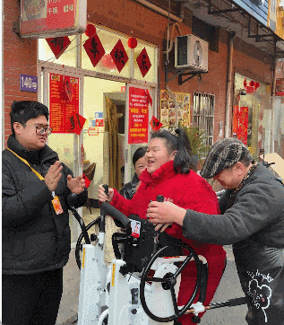 百万债务还清了!夫妻俩在杭州开饭店,8年来第一次回老家过年,临行宴请老顾客